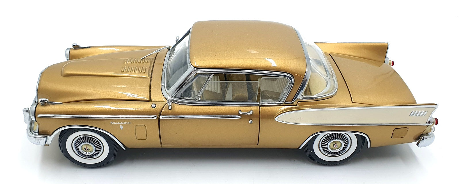 Signature 1/18 Scale Diecast 12226C - 1958 Studebaker Golden Hawk - Gold