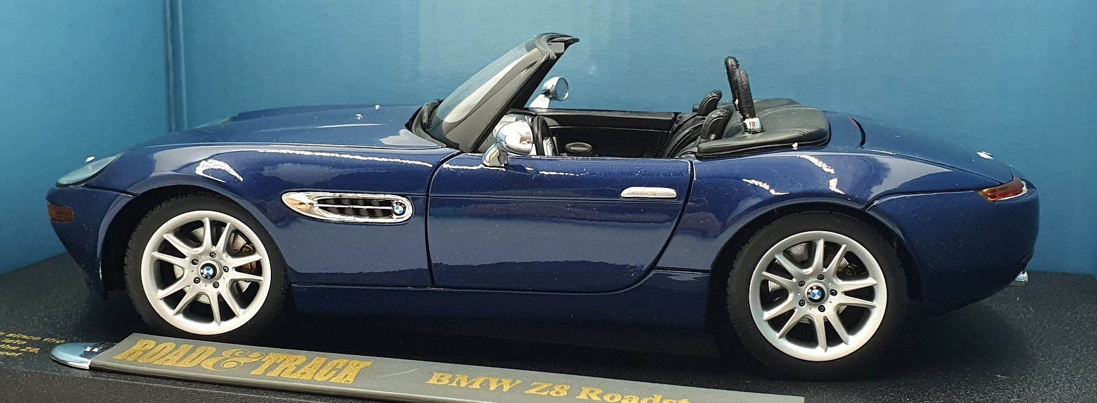 Road & Track 1/18 Scale Model Car 31005 - BMW Z8 Roadster - Blue