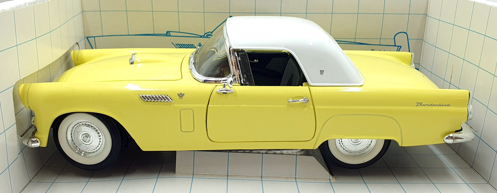 Revell 1/18 Scale 8649 - 1956 Ford thunderbird - Yellow/White