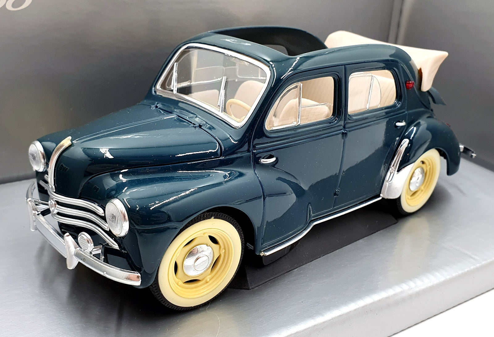 Solido 1/18 Scale Diecast 8204 - Renault 4 CV Cabriolet - Met Blue