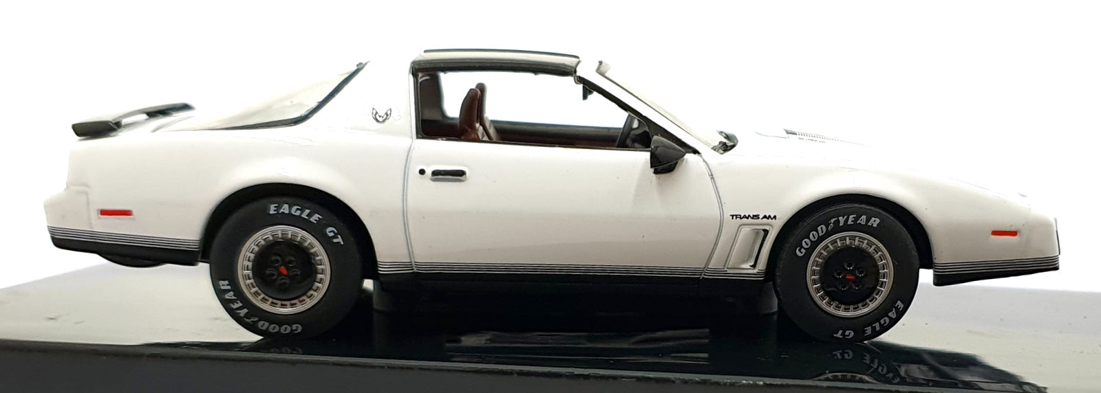 Ixo 1/43 Scale CLC582N.22 - 1982 Pontiac Firebird - White