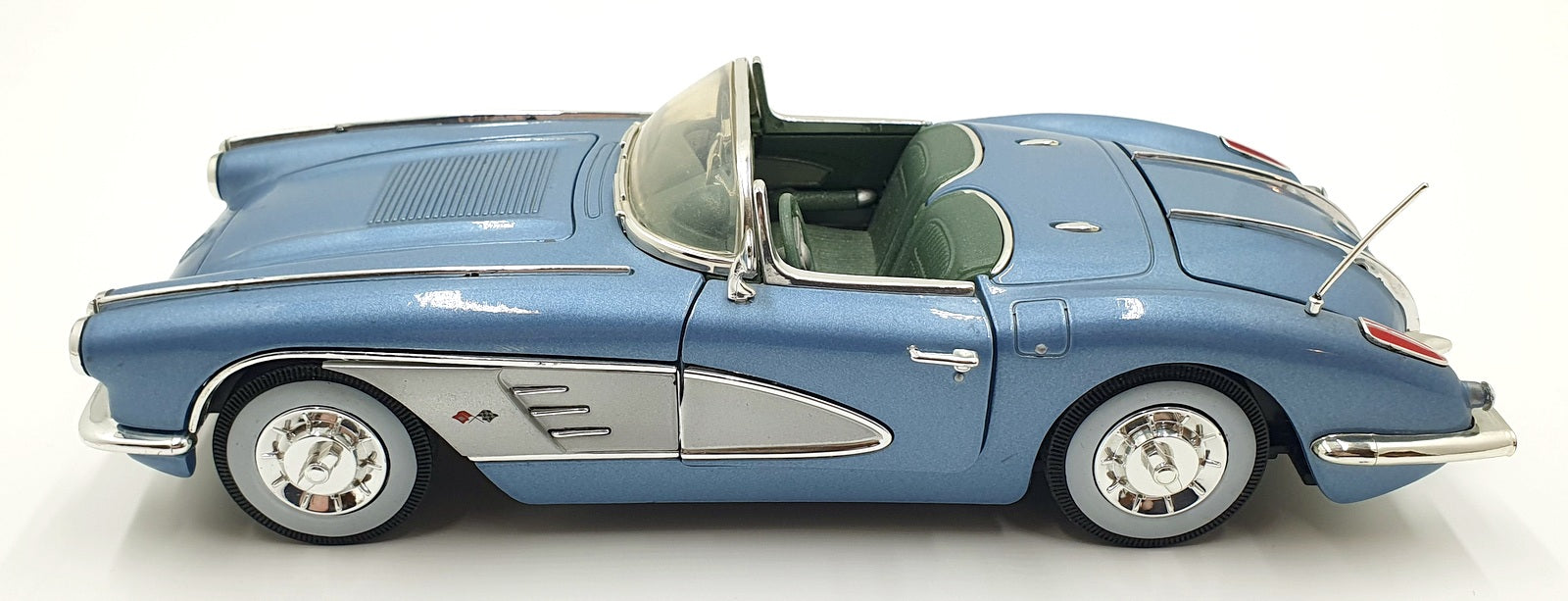 Motor Max 1/18 Scale Diecast 14126Q - 1958 Chevrolet Corvette -Blue/Silver
