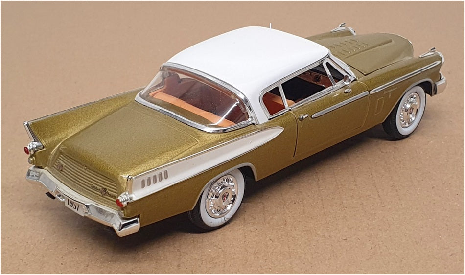 Signature Models 1/32 Scale 57SDHK - 1957 Studebaker Hawk - Gold/White