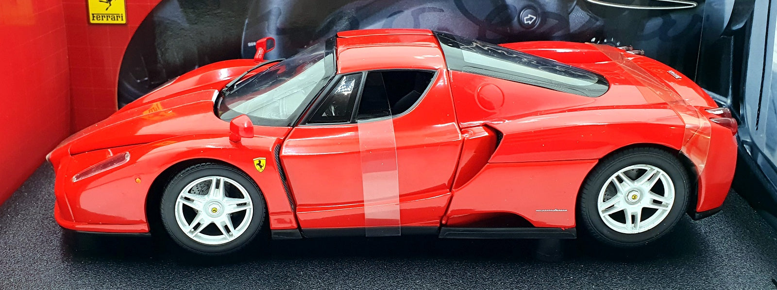 Hot Wheels 1/18 Scale Diecast 56293 - Ferrari Enzo - Rosso Red