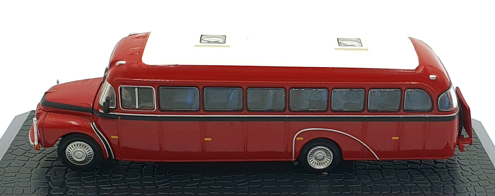 Atlas Editions 1/72 Scale 7 163 125 - 1957 Volvo B375 - Dark Red