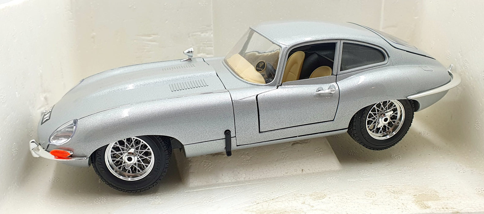 Burago 1/18 Scale Diecast 3038 - 1961 Jaguar E-Type Coupe - Silver
