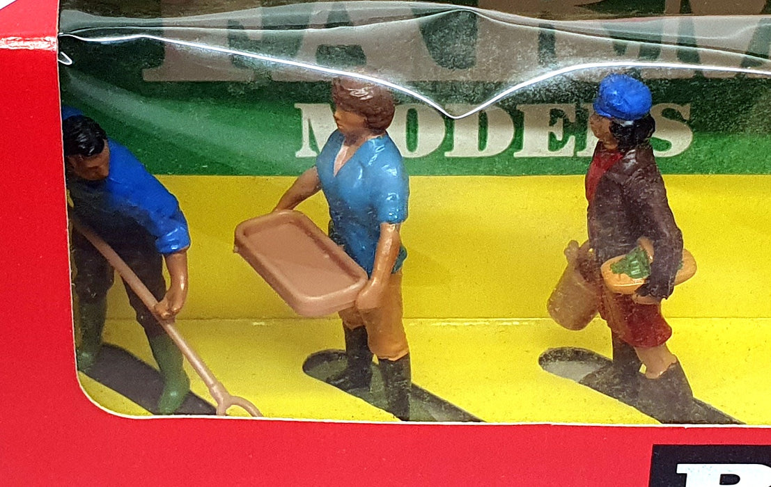 Britains 1/32 Scale 7153 - Farm Family 6x Figures