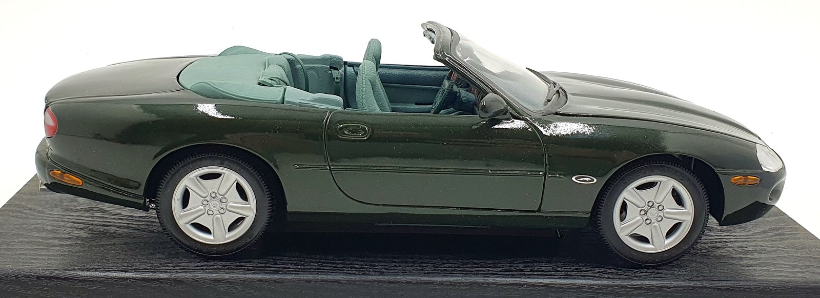 Maisto 1/18 Scale Diecast 31836 - Jaguar XK8 Convertible - Green
