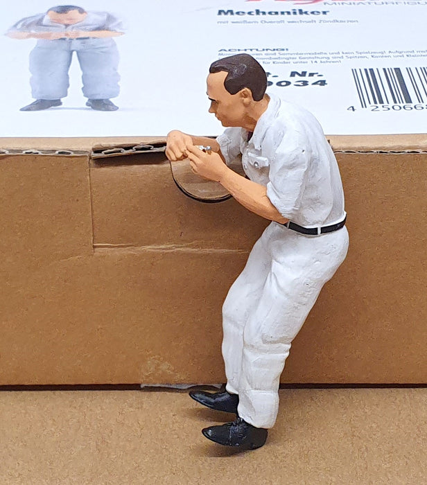 Figutec 1/18 Scale 180034 - Mechanic Changing Spark Plugs Resin Figure Model