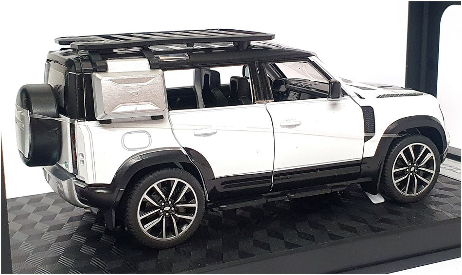QY Toys 1/32 Scale Q3002A - Land Rover Defender 110 - White