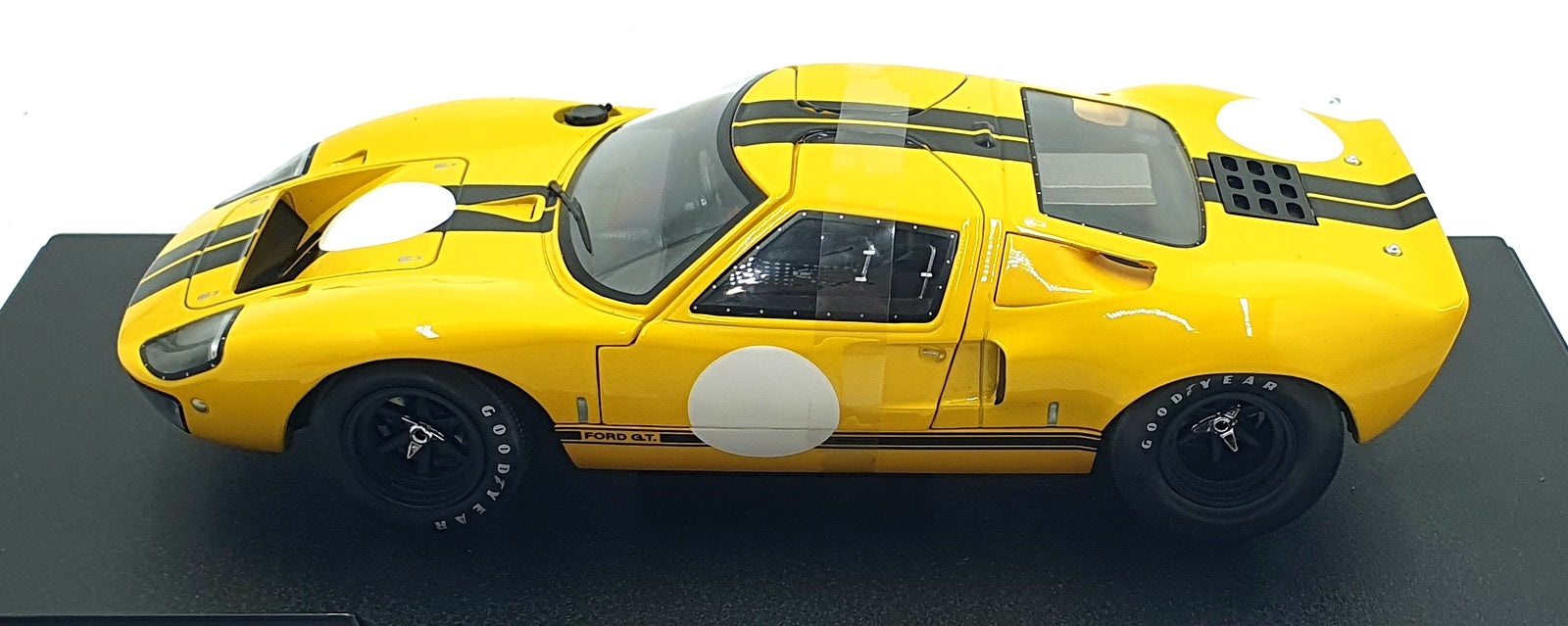 Solido 1/18 Scale Diecast S1813011 - 1968 Ford GT40 MKI - Yellow and Black