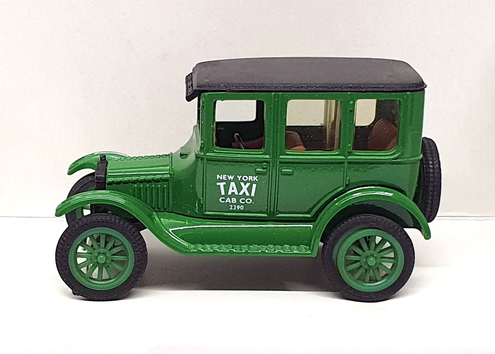 Ertl 1/43 Scale 2519 - 1923 Model T Ford Sedan New York Taxi - Green