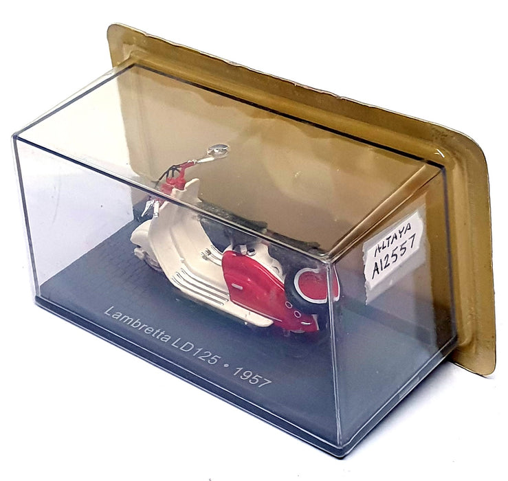 Altaya 1/24 Scale A12557 - 1957 Lambretta LD125 Motorbike - White/Red
