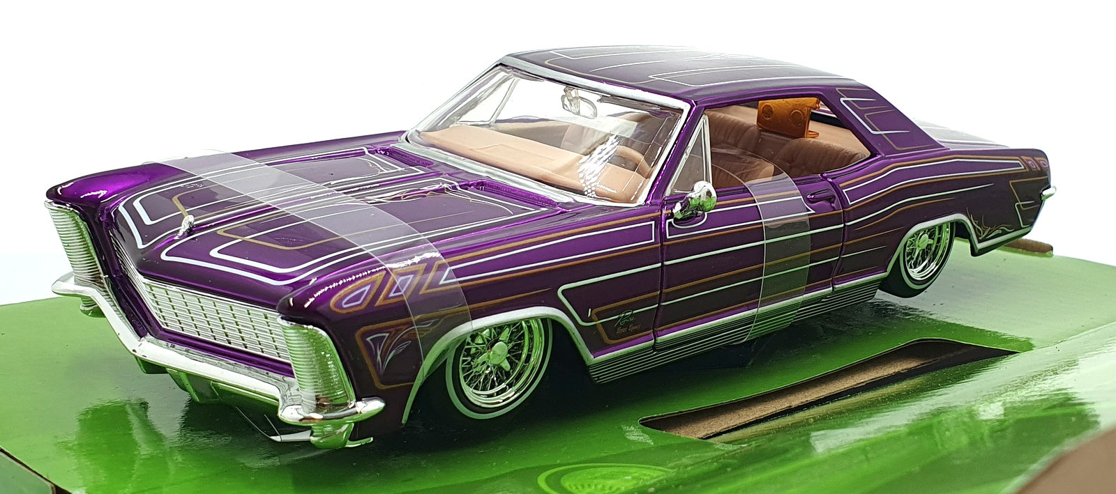 Maisto 1/26 Scale Diecast 32551 - 1965 Buick Riviera - Met. Purple