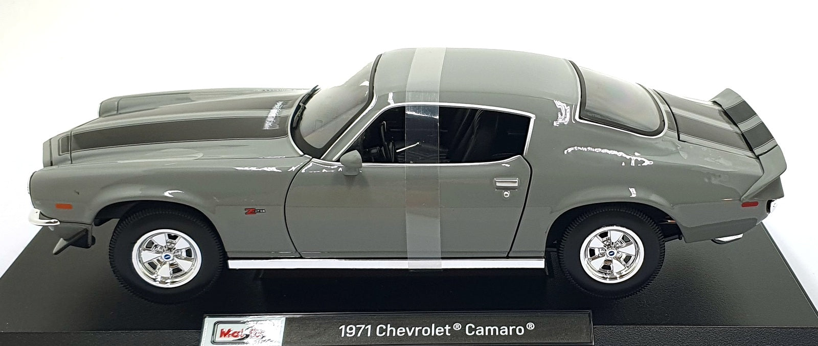 Maisto 1/18 Scale Diecast 46629 - 1971 Chevrolet Camaro - Grey