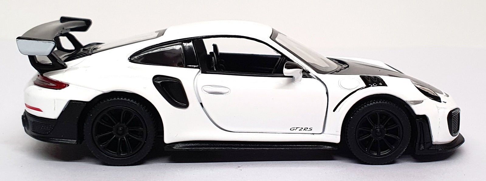 Kinsmart 1/32 Scale Pull Back & Go TY1239 - Porsche GT2 RS (991) White