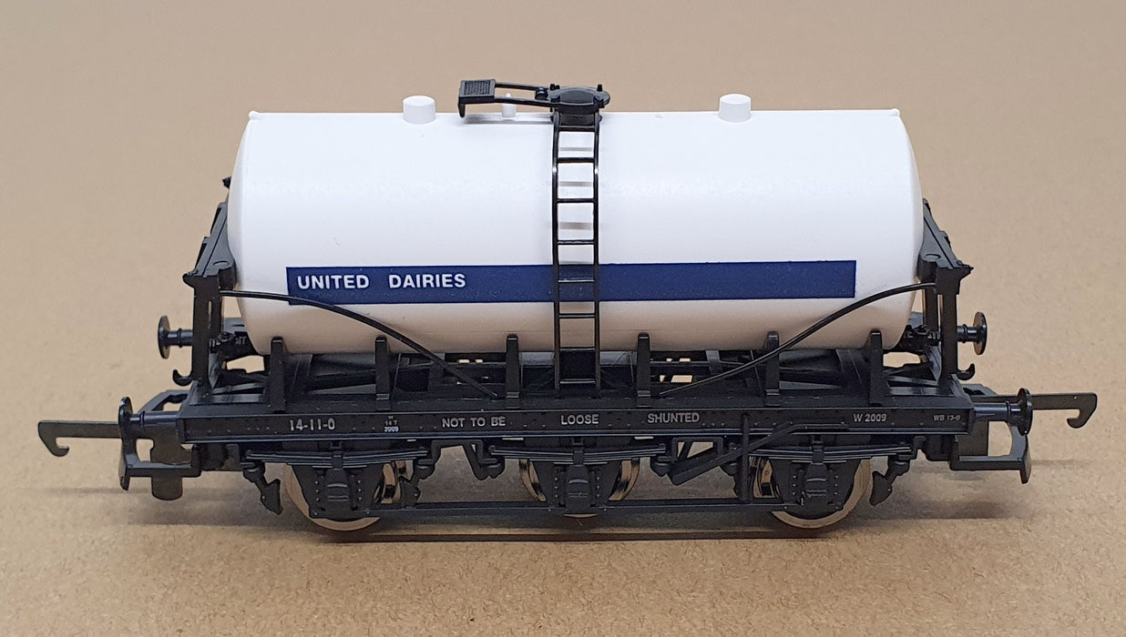 Lima OO Gauge (1/76) L305703 - 3 Axle Tank Wagon United Dairies - White