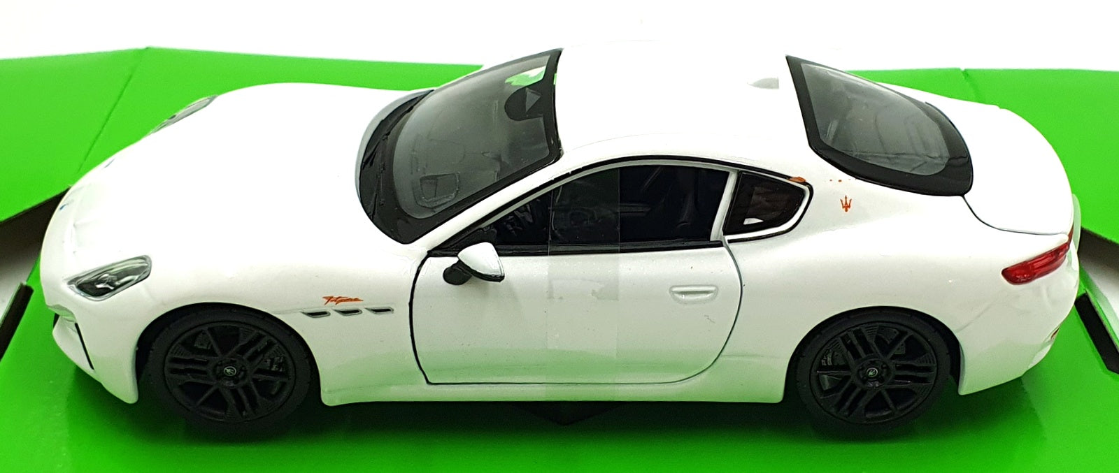 Welly NEX 1/24 Scale Diecast 24125W-PL - Maserati Granturismo Flogore White