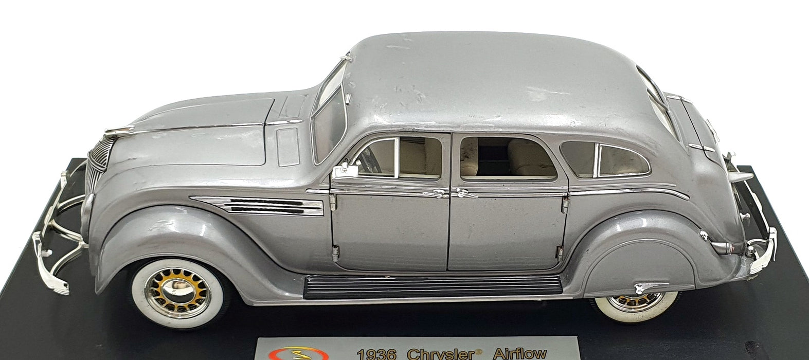 Signature Models 1/18 Scale 18133 - 1936 Chrysler Airflow - Silver