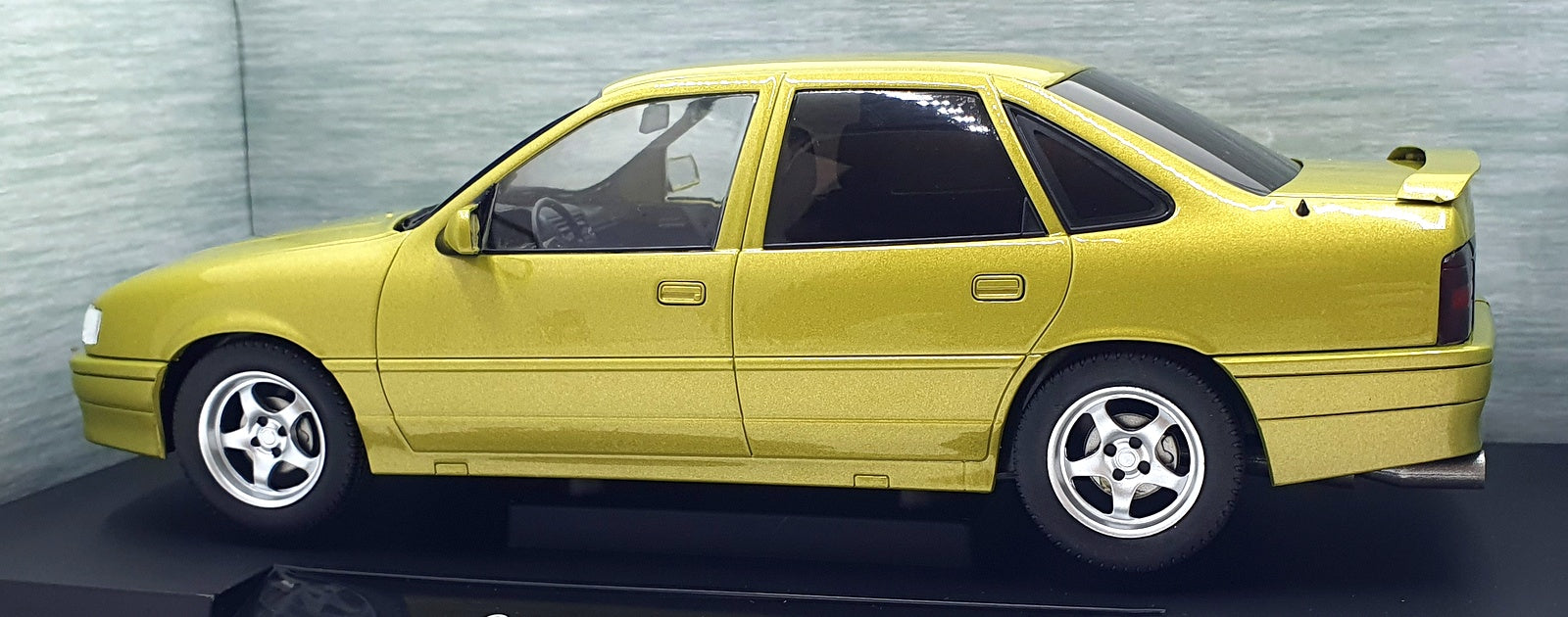 Model Car Group 1/18 Scale MCG18463 - Opel Vectra A2000 - Met. Yellow