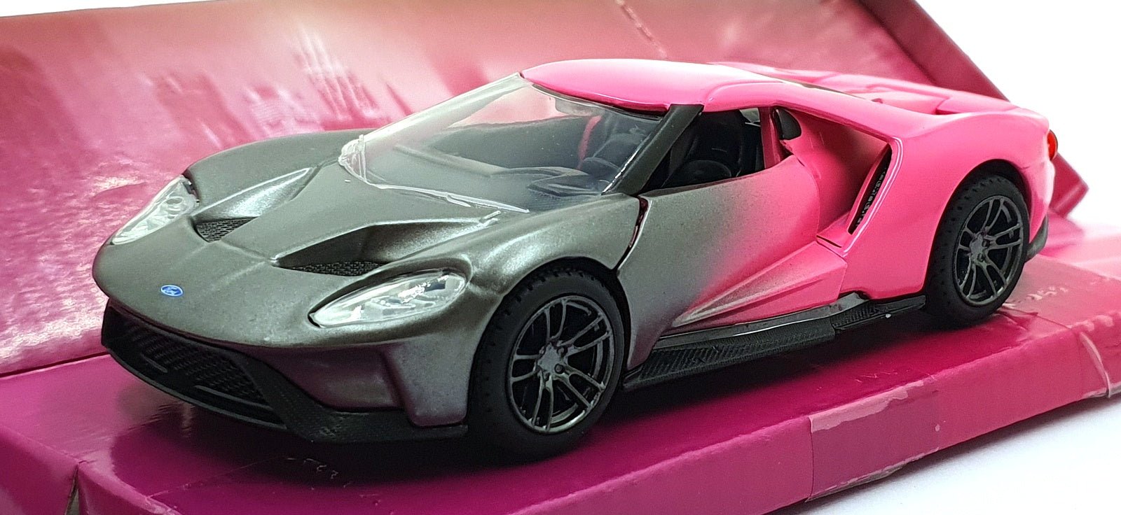 Jada Toys 1/32 Scale 34851 - 2017 Ford GT - Silver/Pink