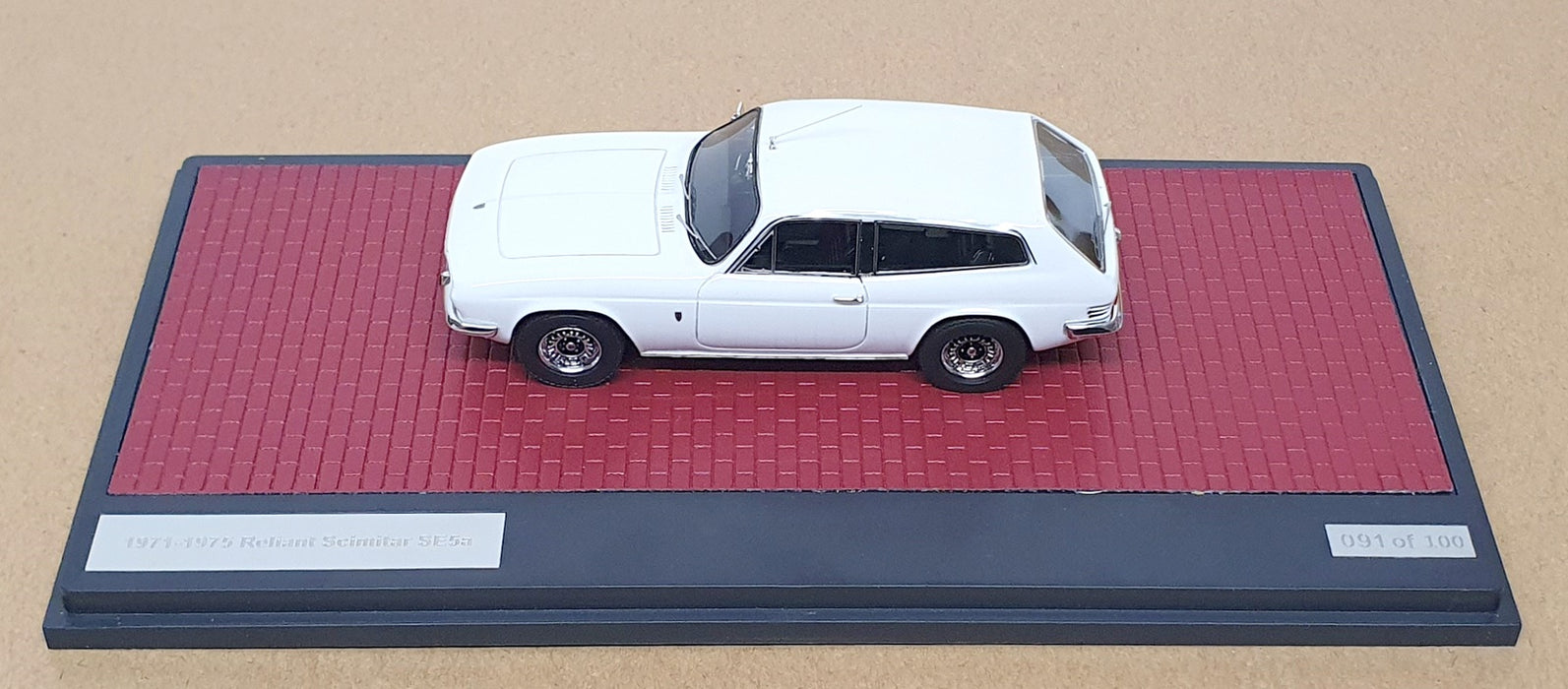 Matrix 1/43 Scale MX41702-022 - 1971-75 Reliant Scimitar SE5a - White