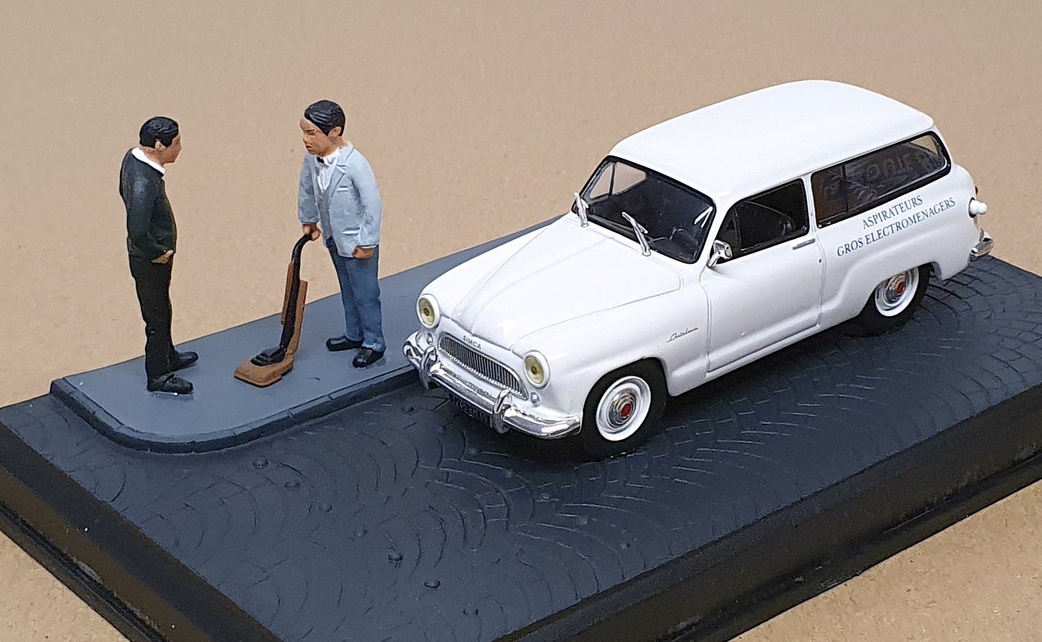 Altaya La Route Bleue 1/43 Scale DIR112 Simca Aronde Chatelaine Diorama - White