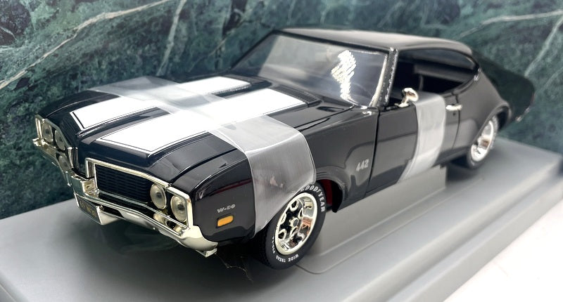 Ertl 1/18 Scale Diecast 8113 - 1969 Oldsmobile 4-4-2 W-30 - Black/White