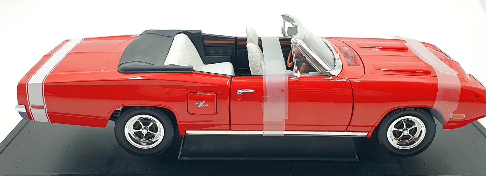 Road Signature 1/18 Scale 92547 - 1970 Dodge Coronet R/T - Red/White