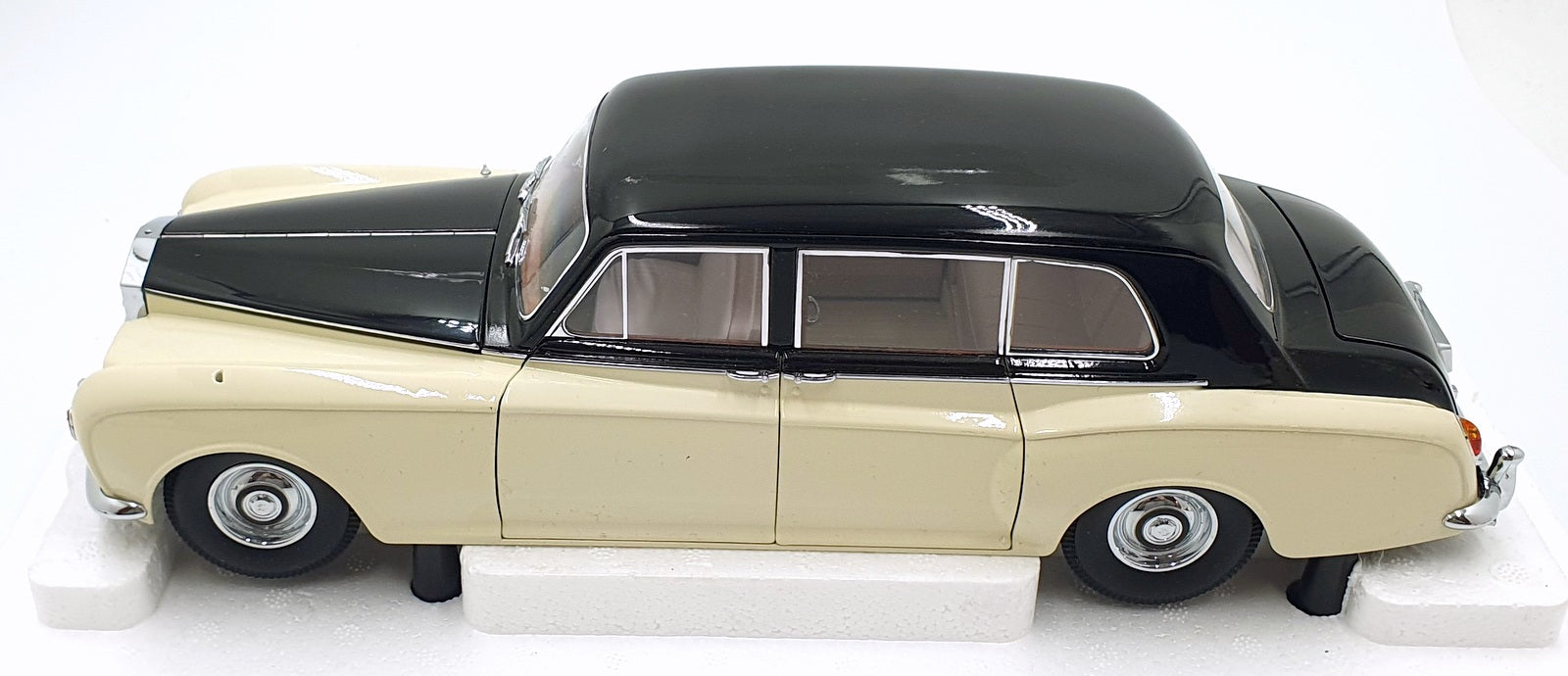 Paragon Models 1/18 Scale PA-38219 1964 Rolls Royce Phantom V RHD Black/Ivory