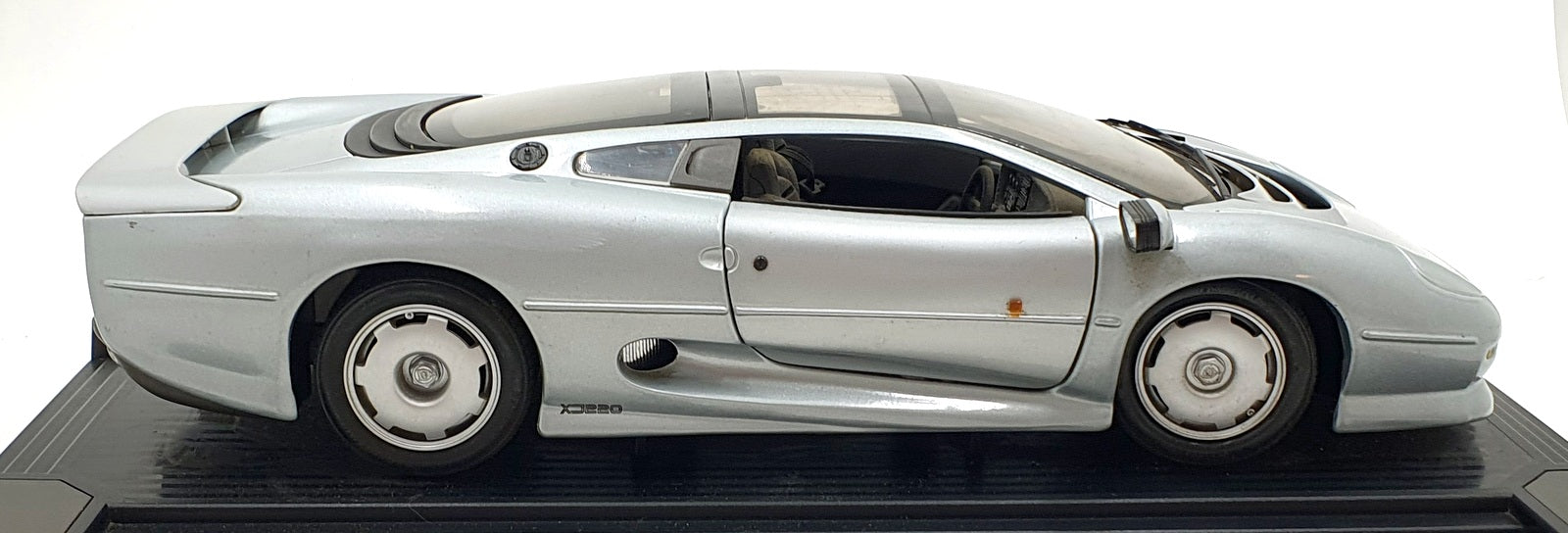 Maisto 1/12 Scale Diecast 33201 - 1992 Jaguar XJ220 - Silver On Plinth