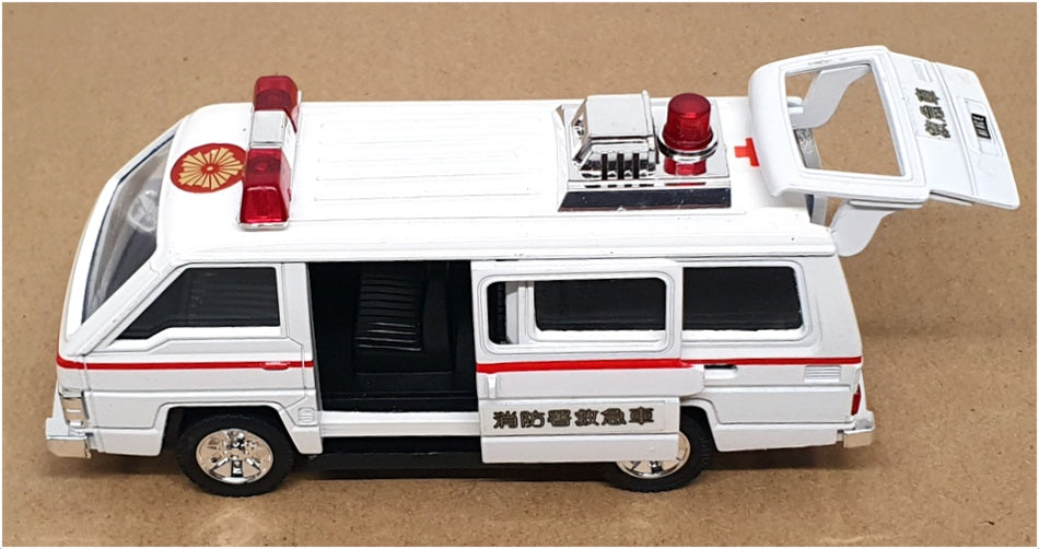 Diapet 1/35 Scale Diecast 01733 - Toyota Hi-Ace Ambulance - White