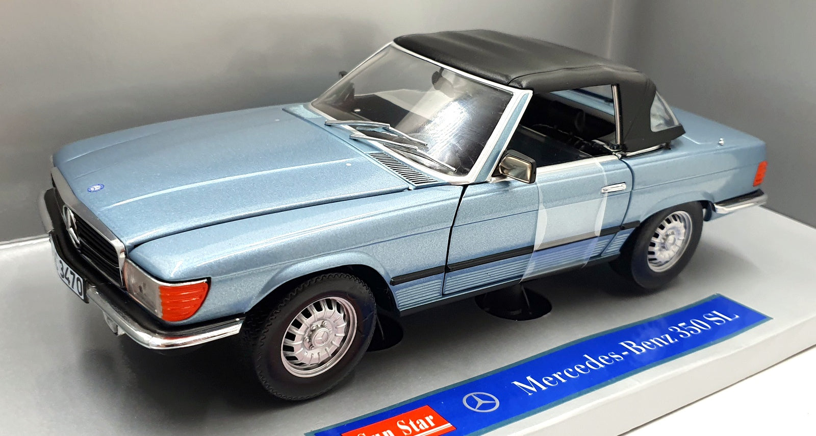 Sun Star 1/18 Scale Diecast 1141 - Mercedes Benz 350 SL Soft Top  - Blue