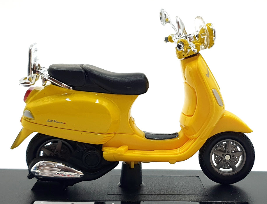 Maisto 1/18 Scale 39540 - 2013 Vespa LXV Moped - Yellow