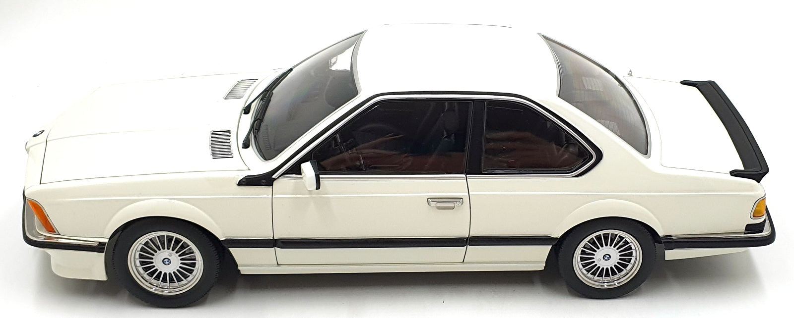 KK Scale 1/12 Scale KKDC120164A - 1987 BMW M635 CSI - White