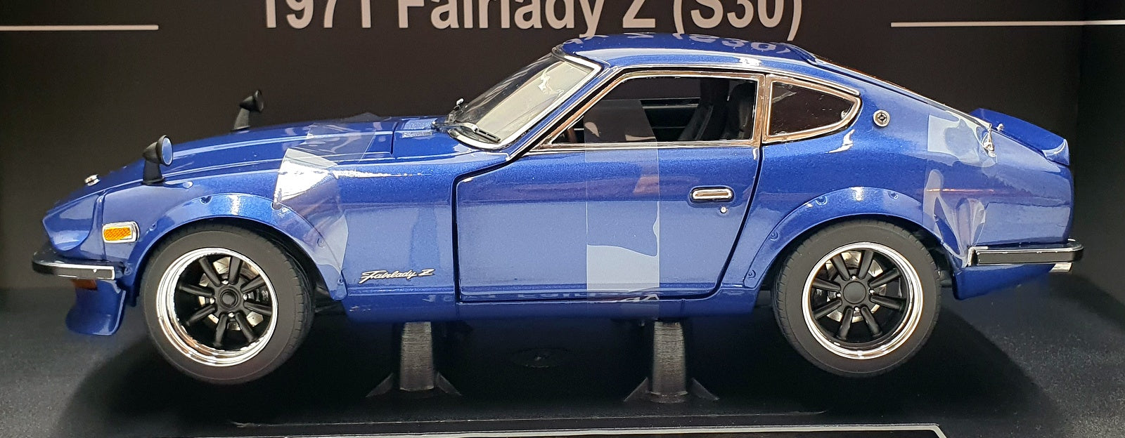 Sun Star 1/18 Diecast 3515R - 1971 Nissan Fairlady Z (S30) - Midnight Blue