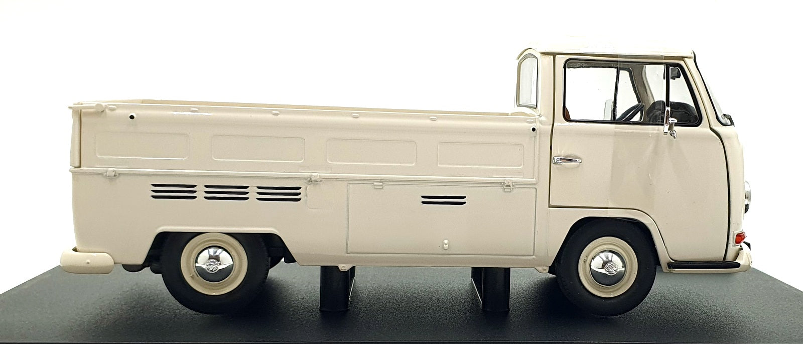 Solido 1/18 Scale Diecast S1809404 - 1968 Volkswagen T2 Pick Up Porsche Service