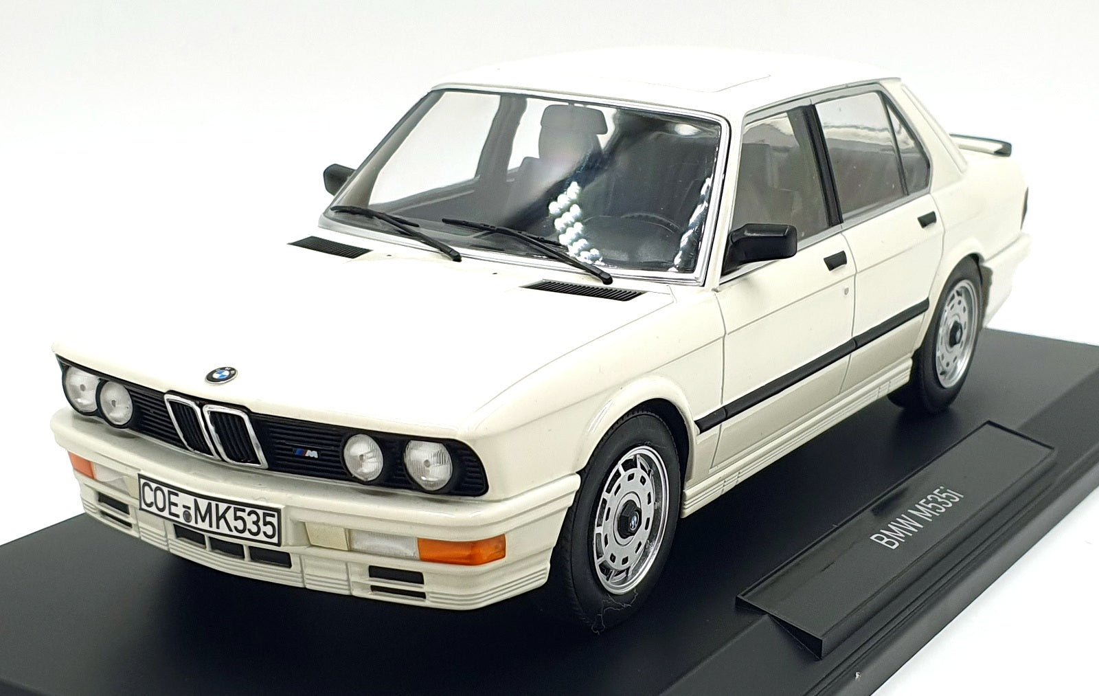Norev 1/18 Scale Diecast 183260 - 1986 BMW M 5351 - White