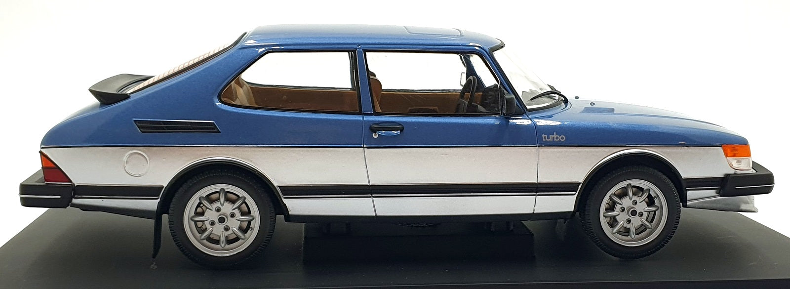Model Car Group 1/18 Scale MCG18261MCW - Saab 900 Turbo - Blue/Silver