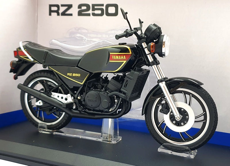 Aoshima 1/12 Scale 110423-3700 - Yamaha RZ 250 Motorcycle - Black