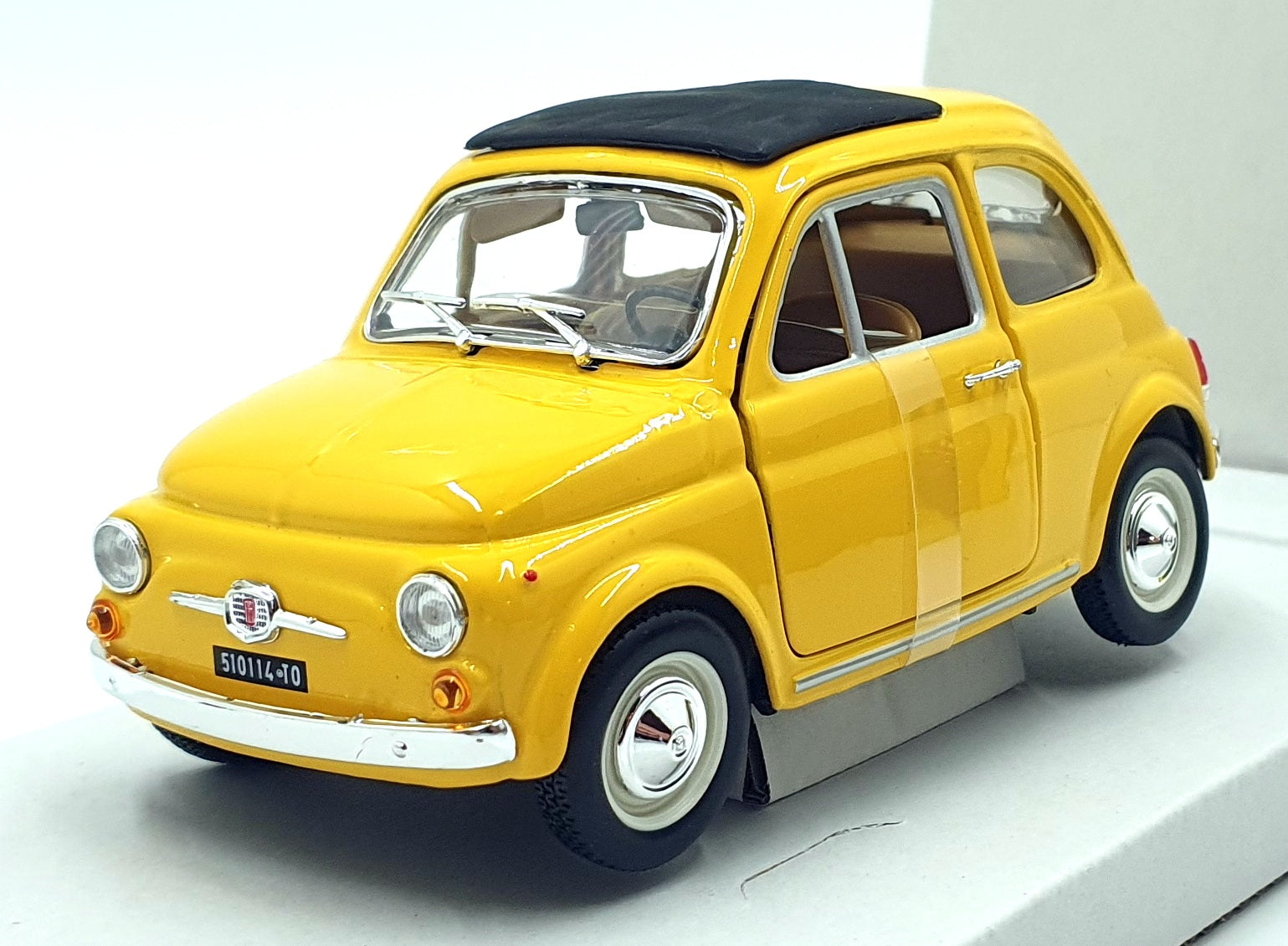 Burago 1/24 Scale Diecast 18-22098 - 1965 Fiat 500F - Yellow
