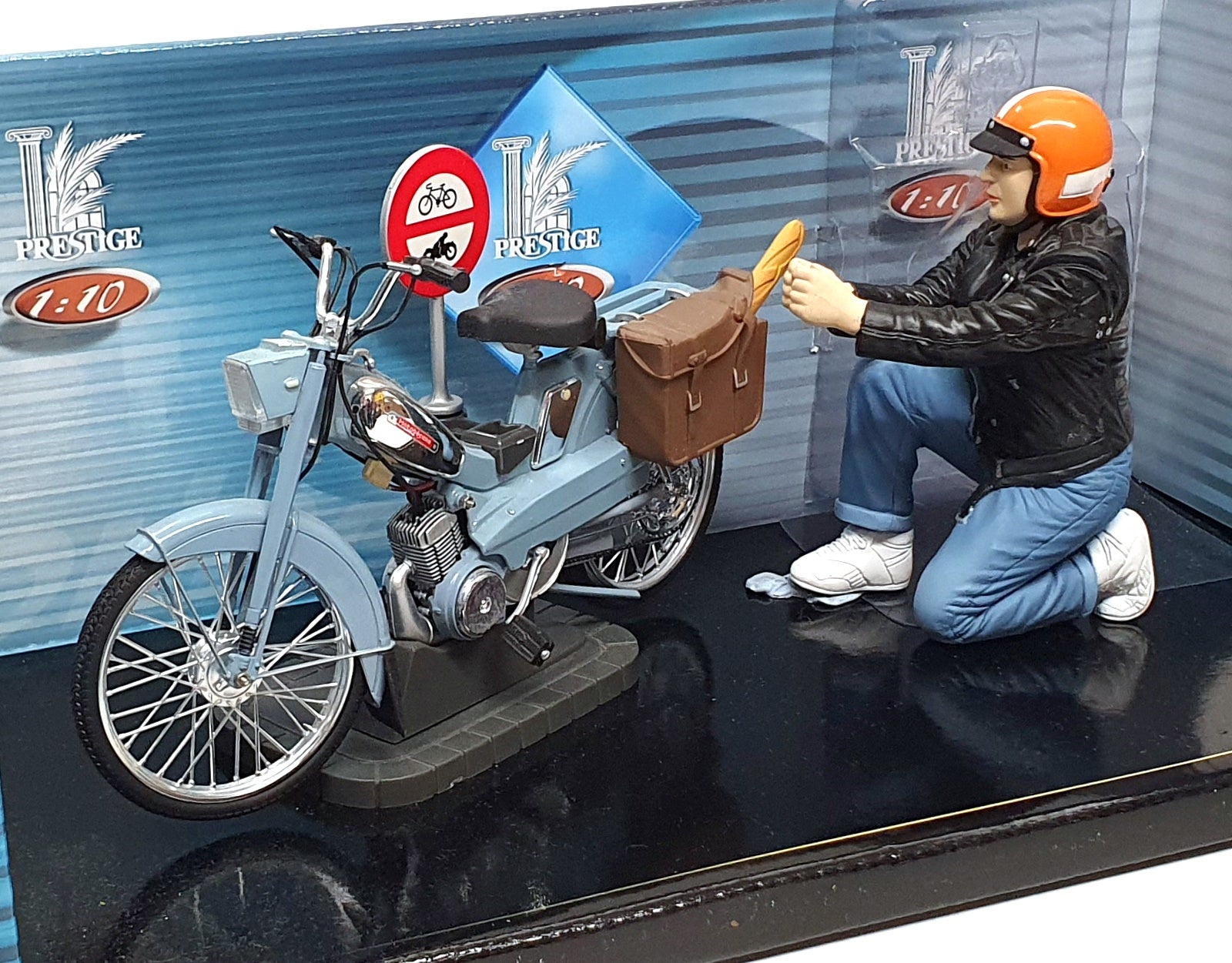 Solido 1/10 Scale 118 305-00 - Mobylette Motorbike + Kneeling Driver - Blue