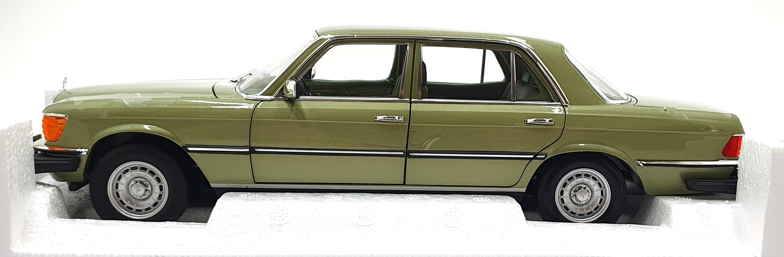 Norev 1/18 Scale Diecast 183975 - 1979 Mercedes-Benz 450 SEL US Version