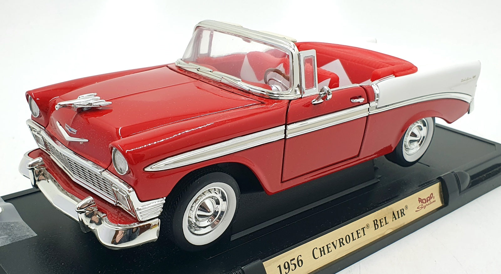 Road Signature 1/18 Scale Diecast 92128 - 1956 Chevrolet Bel Air - Red / White