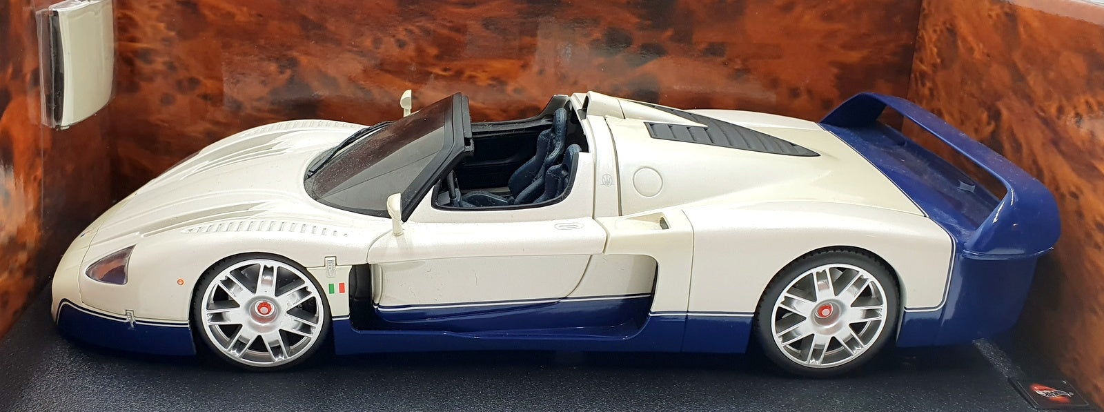 Hot Wheels 1/18 Scale Diecast G7158 - Maserati MC12 - White/Blue