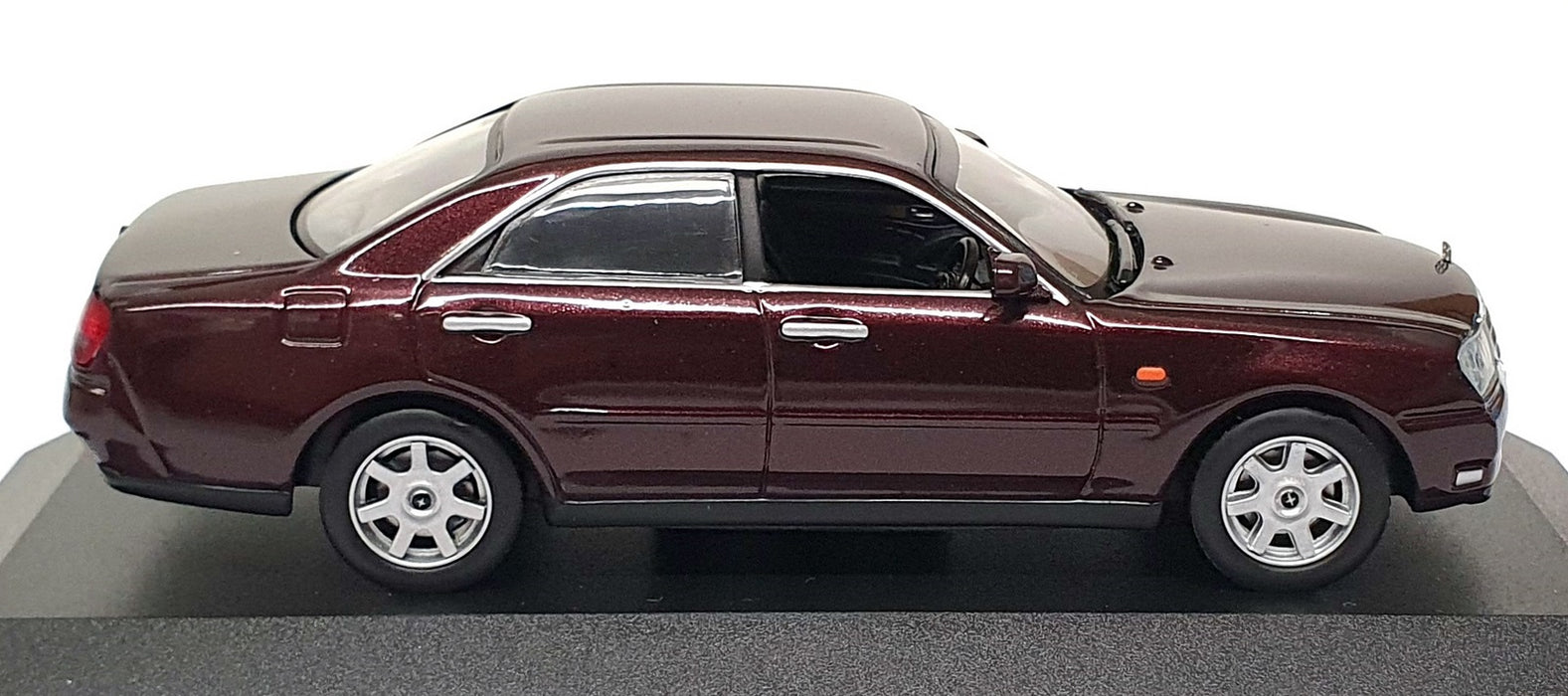 J Collection 1/43 Scale JC02005RD 2001 Nissan Gloria Ultima-Z V Rose Red Pearl