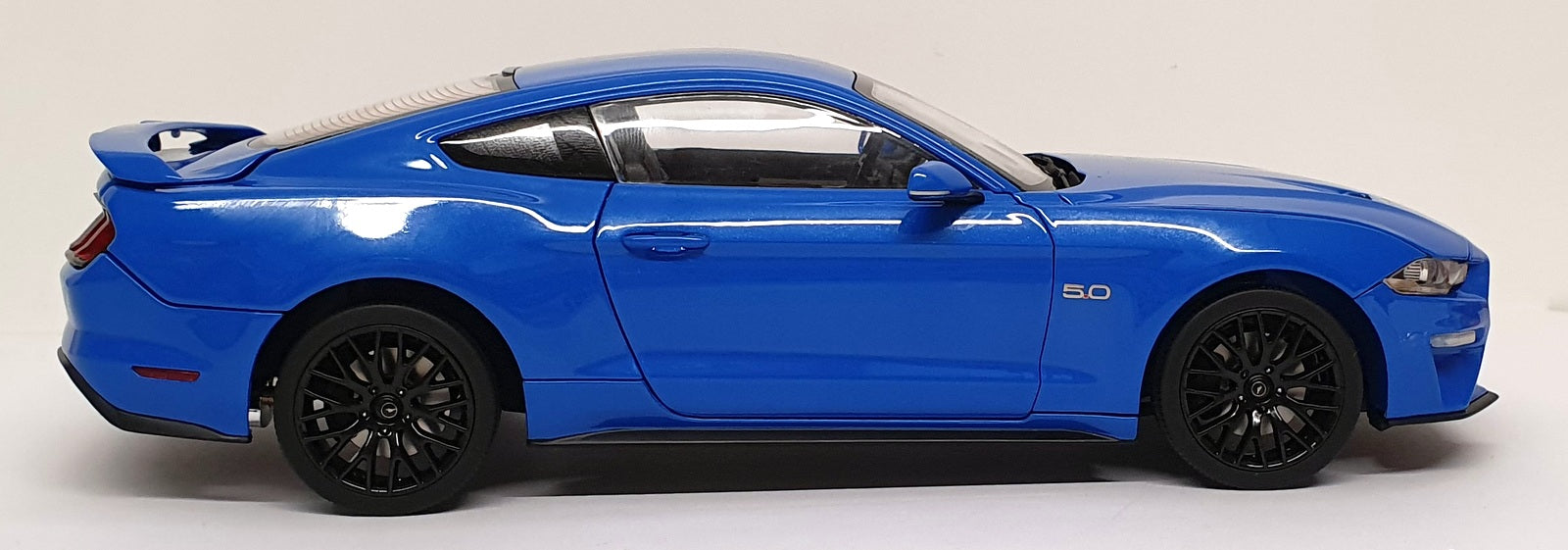 Diecast Masters 1/18 Scale 61003 - 2019 Ford Mustang LHD - Kona Blue