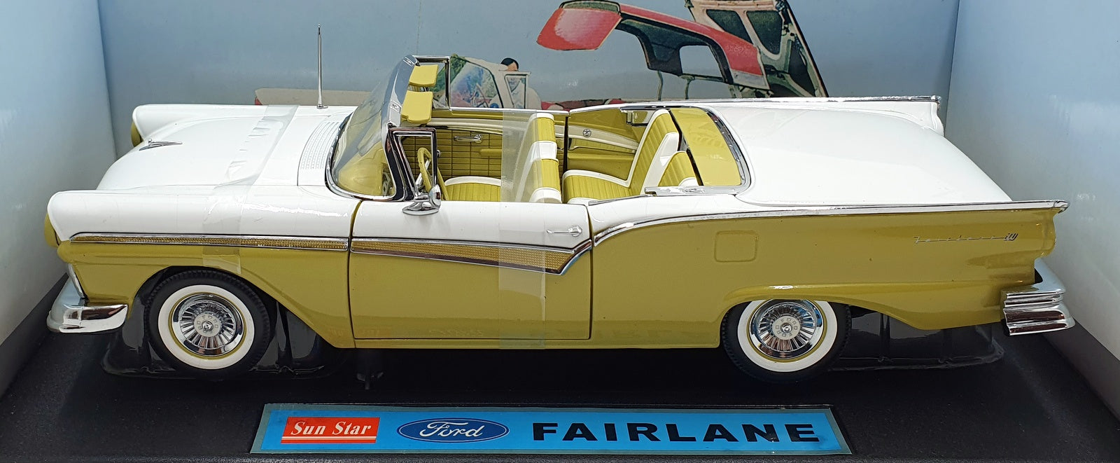 Sun Star 1/18 Scale Diecast 1330 - '57 Ford Fairlane Skyliner - Green/White