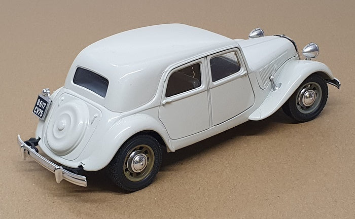 Burago 1/24 Scale Diecast 25625K - Citroen TA 15cv - Off White