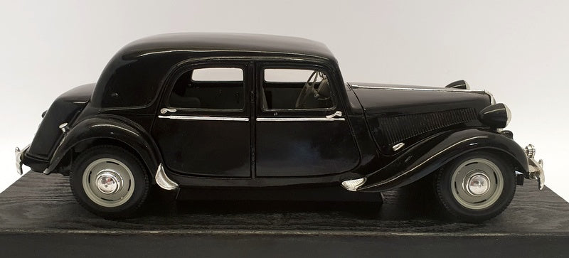 Maisto 1/18 Scale Model Car 31821 - 1952 Citroen 15CV 6 Cyl - Black
